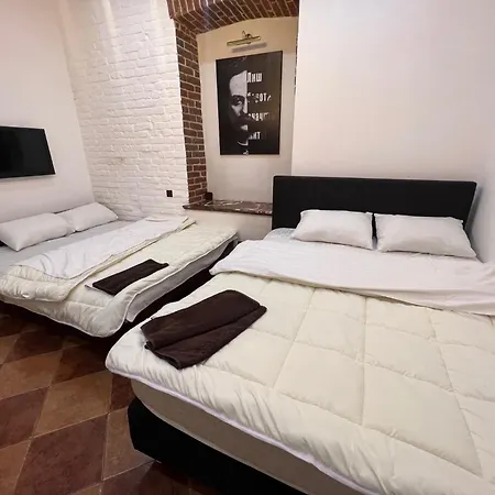 House Of Ukraine на площі ринок з приватним бомбосховищем Leópolis