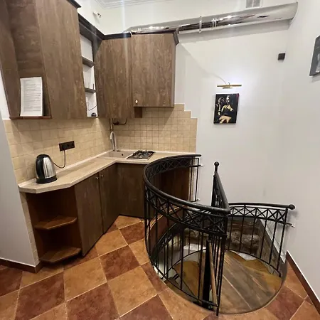 House Of Ukraine на площі ринок з приватним бомбосховищем