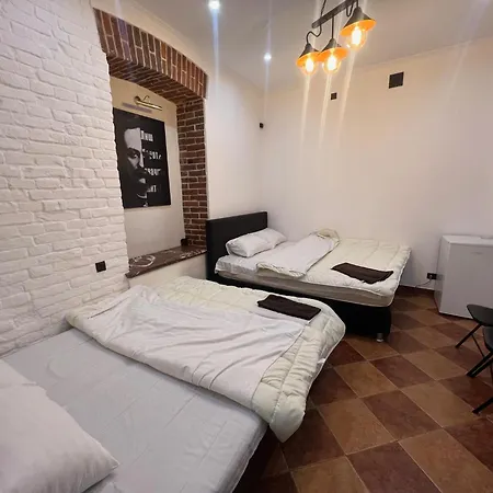 House Of Ukraine на площі ринок з приватним бомбосховищем *