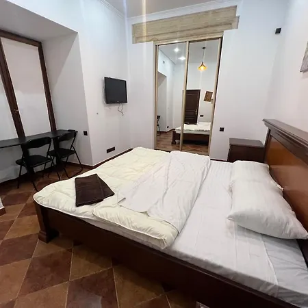 House Of Ukraine на площі ринок з приватним бомбосховищем Apartamento