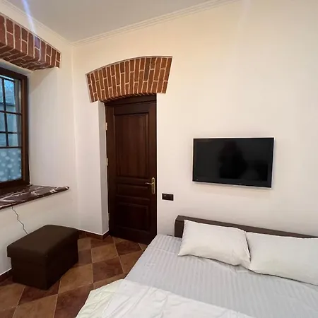 House Of Ukraine на площі ринок з приватним бомбосховищем Leópolis