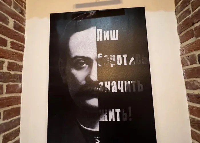 House Of Ukraine на площі ринок з приватним бомбосховищем Leópolis