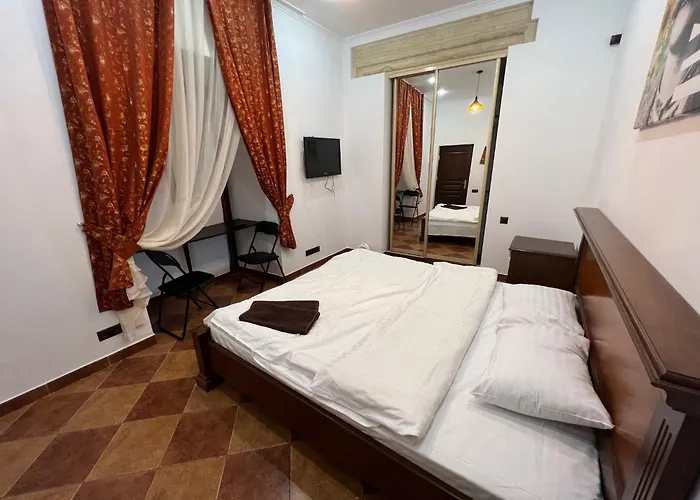 House Of Ukraine на площі ринок з приватним бомбосховищем