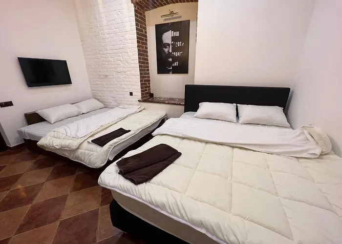 House Of Ukraine на площі ринок з приватним бомбосховищем Leópolis