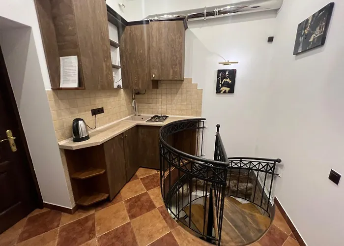 House Of Ukraine на площі ринок з приватним бомбосховищем