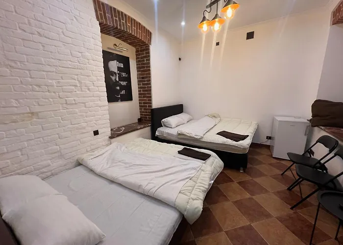 House Of Ukraine на площі ринок з приватним бомбосховищем *