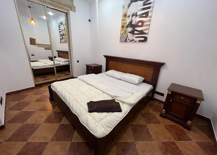 House Of Ukraine на площі ринок з приватним бомбосховищем *