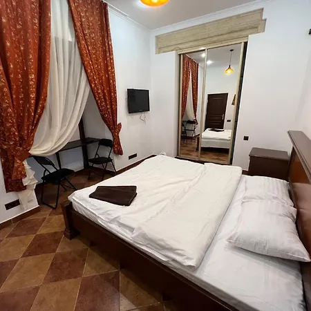 House Of Ukraine на площі ринок з приватним бомбосховищем