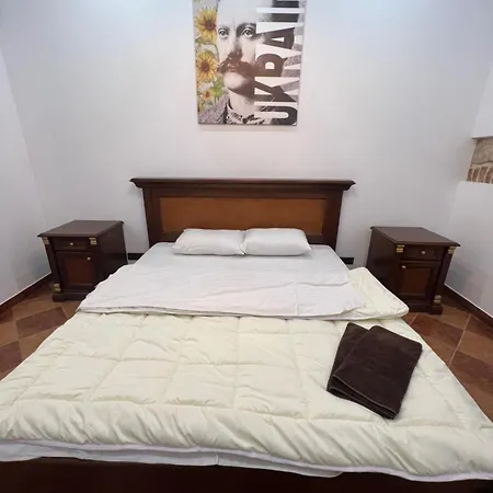 House Of Ukraine на площі ринок з приватним бомбосховищем Apartman *
