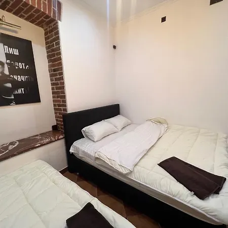 House Of Ukraine на площі ринок з приватним бомбосховищем *