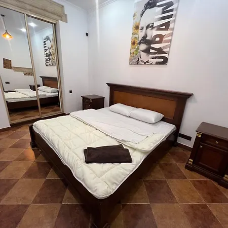 House Of Ukraine на площі ринок з приватним бомбосховищем *